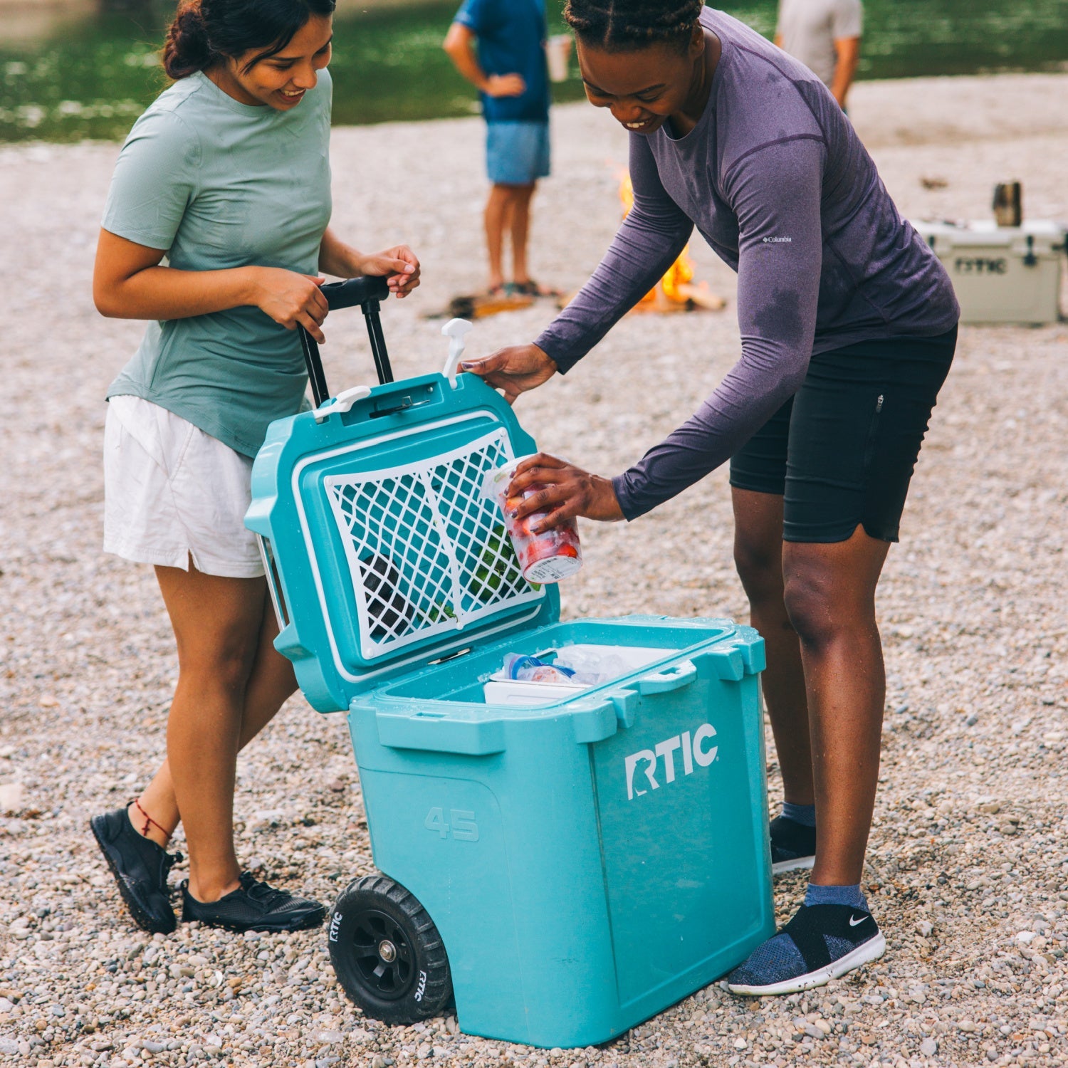 45 QT Ultra-Tough Wheeled Cooler (9A6U)