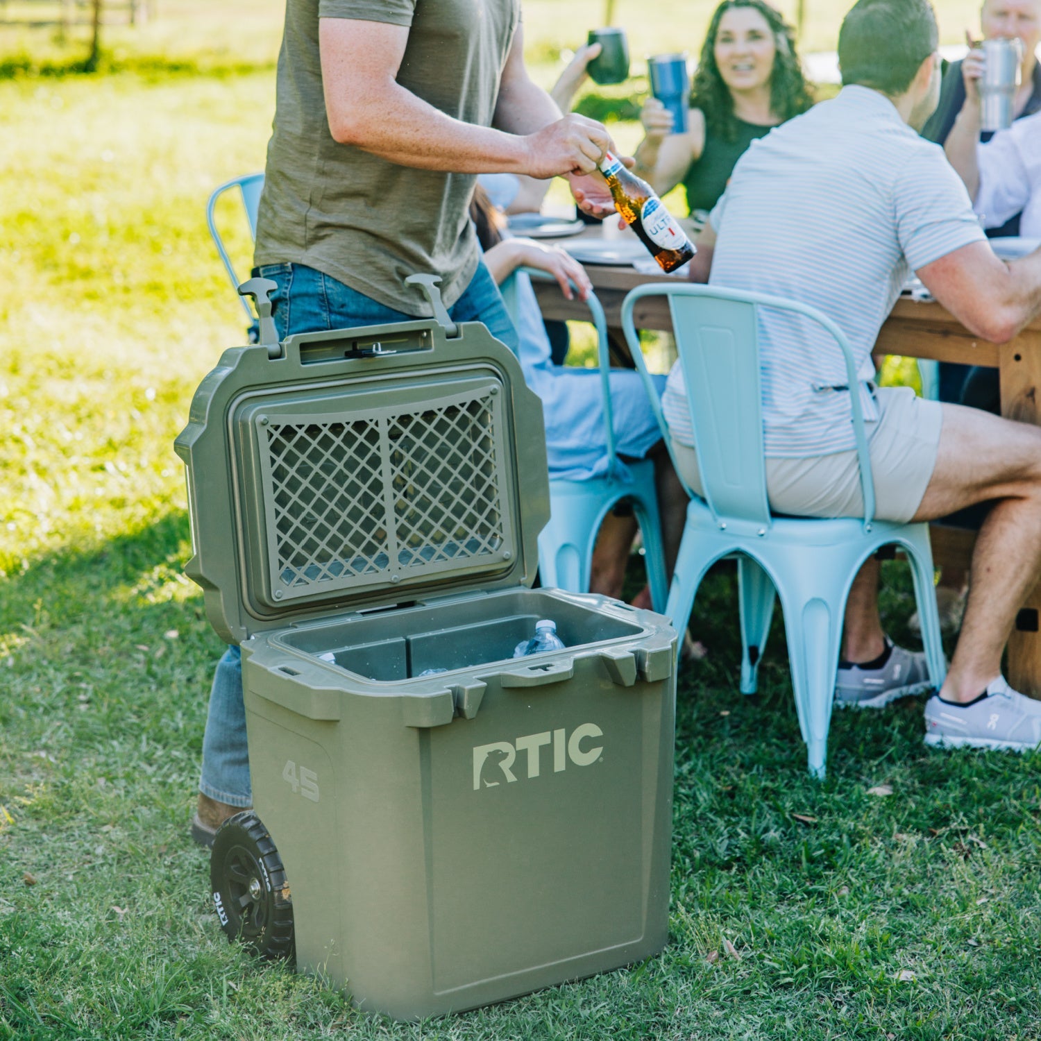 45 QT Ultra-Tough Wheeled Cooler (9A6U)