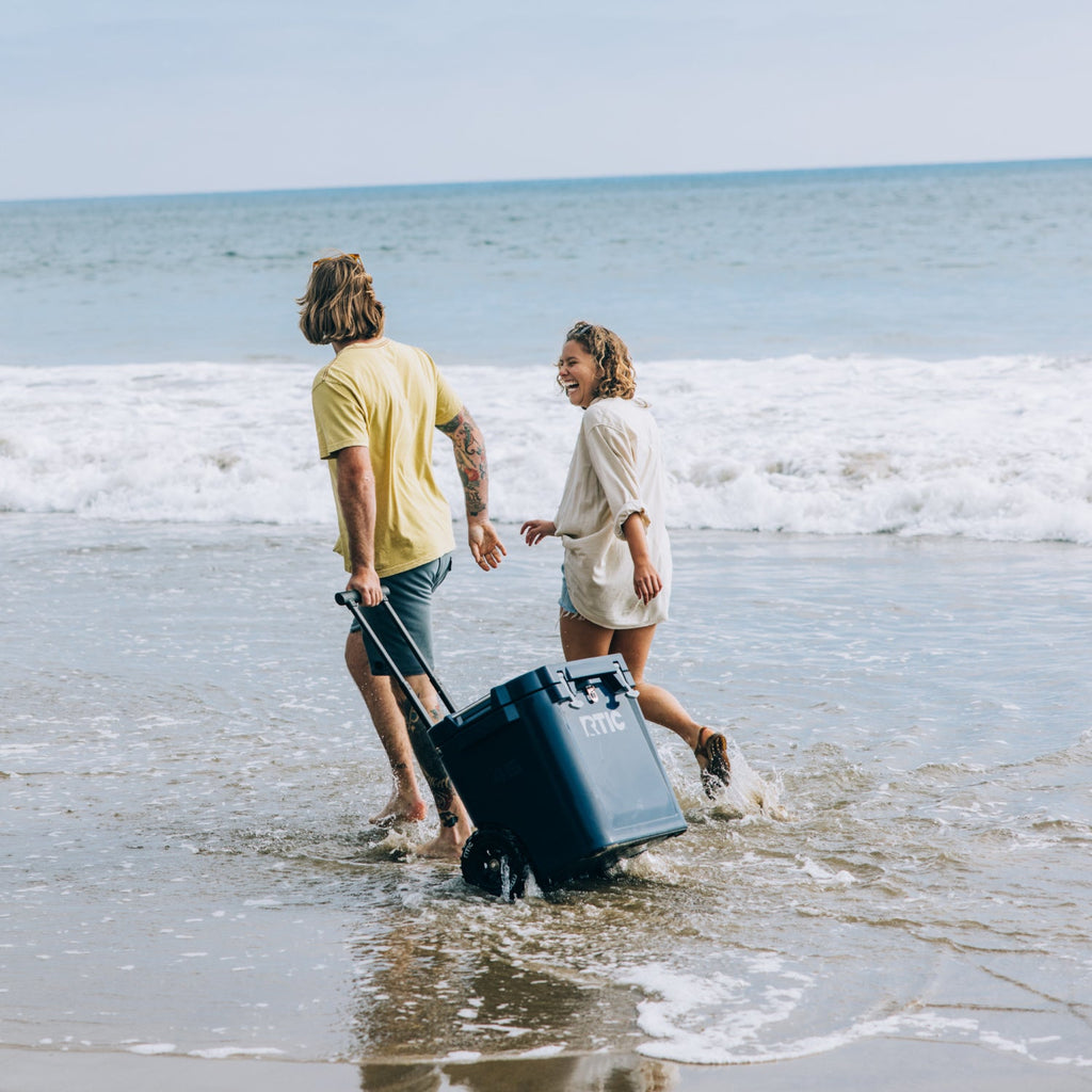 45 QT Ultra-Tough Wheeled Cooler (9A6U)